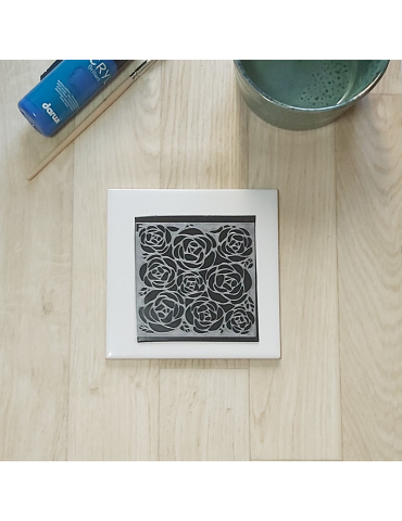 Pochoir pour pâte polymère motif roses avec peinture acrylique sur carreau de carrelage.