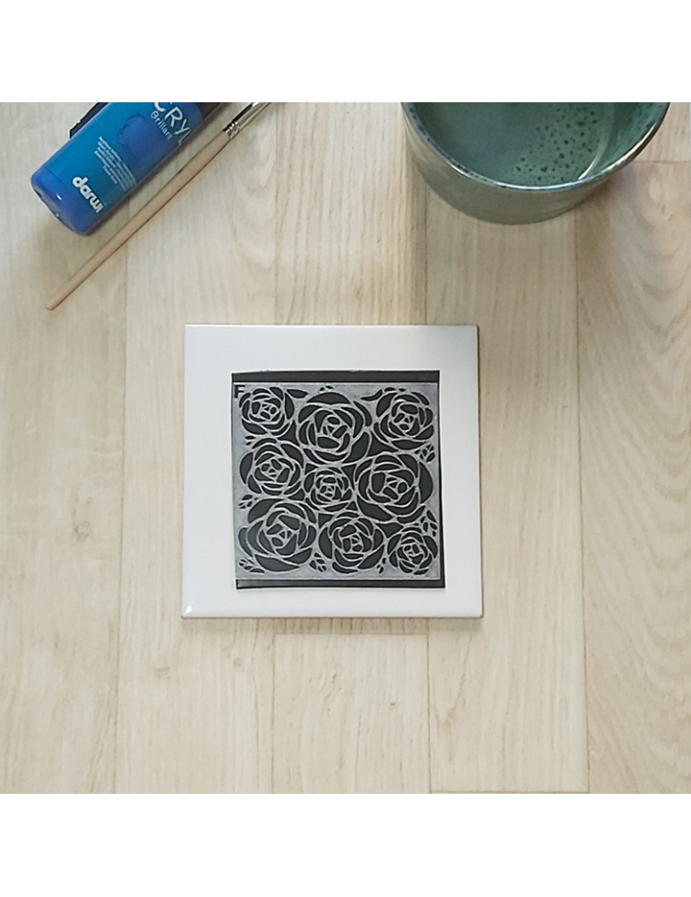 Pochoir pour pâte polymère motif roses avec peinture acrylique sur carreau de carrelage.