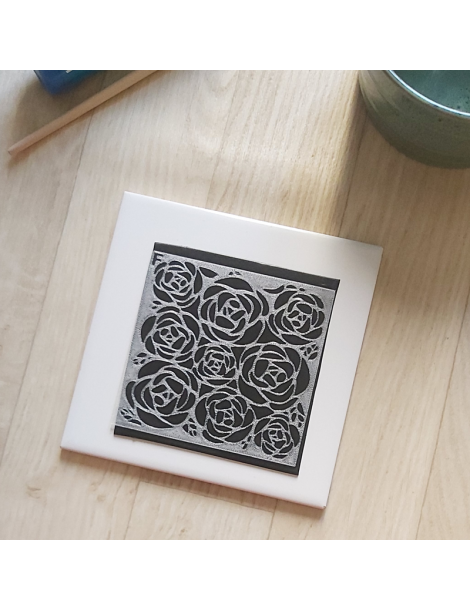Pochoir pour pâte polymère motif roses avec peinture acrylique sur carreau de carrelage.